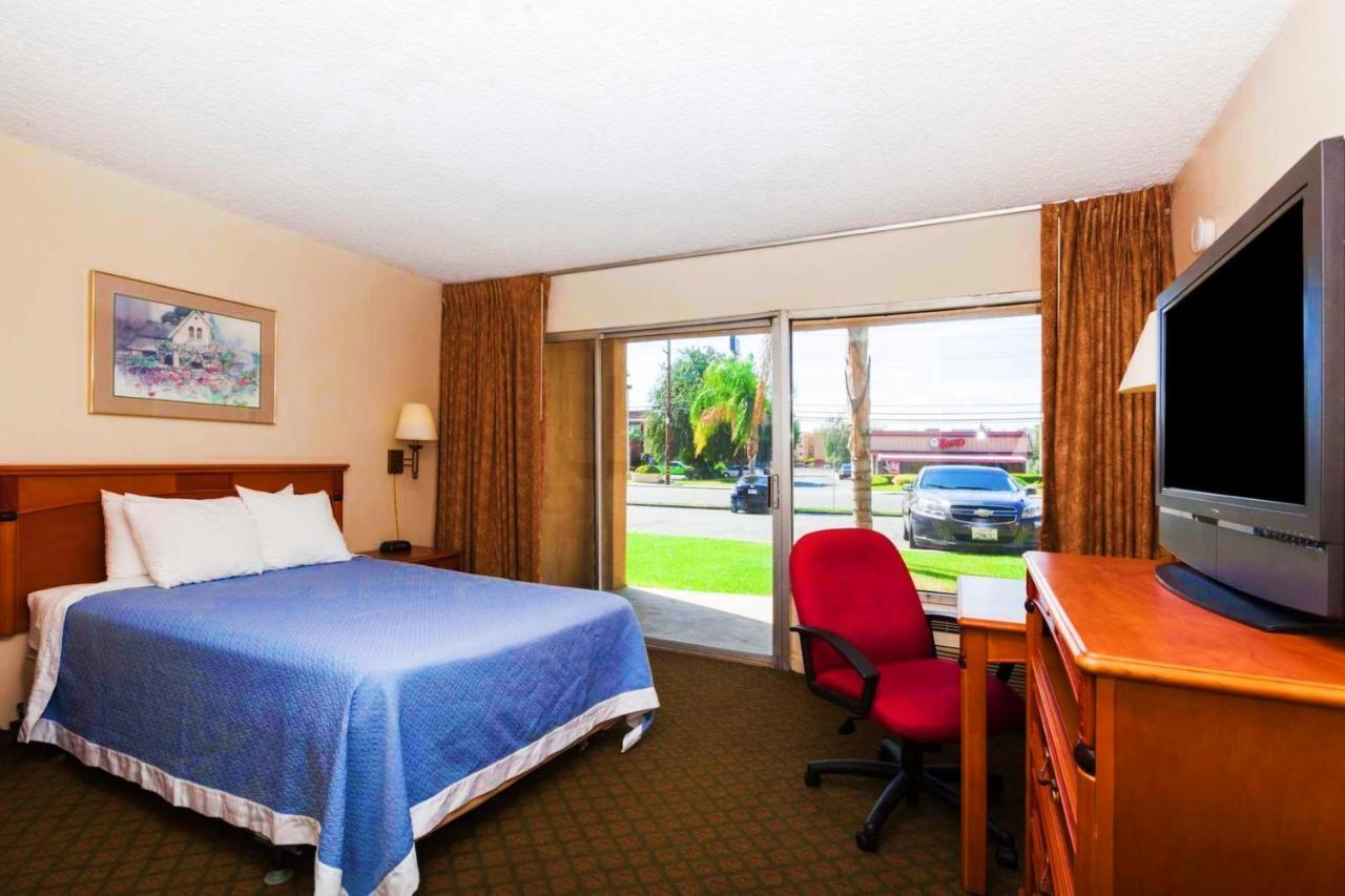 Days Inn By Wyndham בייקרספילד מראה חיצוני תמונה